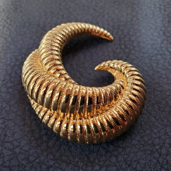 Vintage Monet Modernist Overlay Swirl Gold Tone Brooch - Picture 6 of 10